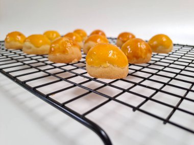 Ananas reçelli Endonezya tart kurabiyesi ya da Nastar olarak bilinir fırından yeni çıkmış Lebaran Idul Fitri 'yi ya da Kurban Bayramı' nı kutlamak için.