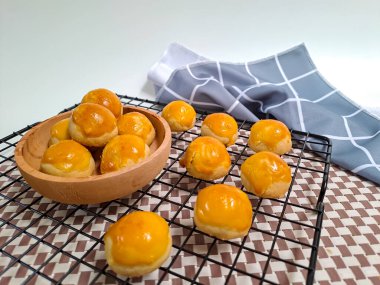 Ananas reçelli Endonezya turtası kurabiyesi ya da Nastar olarak bilinen tahta bir kaseye yerleştirilmiş. Lebaran Idul Fitri ya da Kurban Bayramı 'nı kutlamak için popüler hizmet