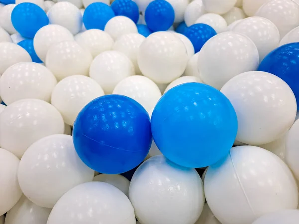 Сухий Басейн Пластиковими Кулями Дитячого Ігрового Майданчика Блідо Блакитних Білих — стокове фото