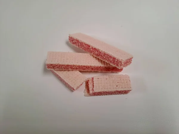 Waffeln Mit Erdbeersahnegeschmack Isoliert Auf Weißem Hintergrund — Stockfoto