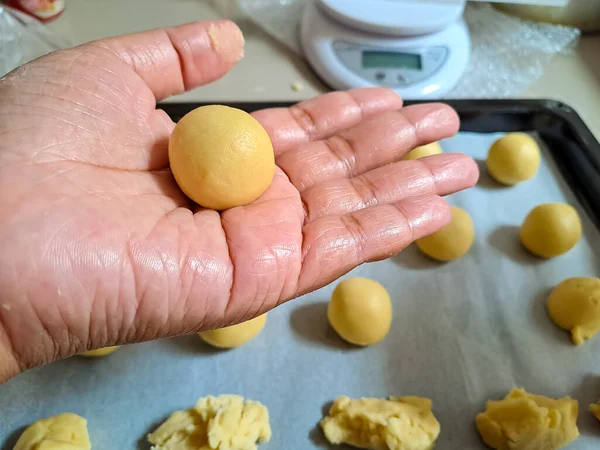 Tangan Manusia Memegang Adonan Kue Dengan Latar Belakang Lembar Kue — Stok Foto