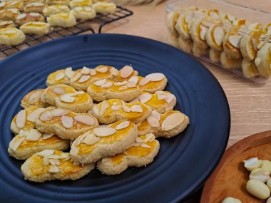 Fıstık kurabiyeleri (Kue Kacang) siyah bir tabakta servis edilir. Geleneksel bir Endonezya kurabiyesi, bayram kutlamaları için popüler bir hizmet (Lebaran Idul Fitri)