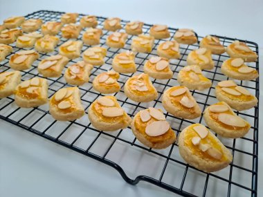 Fıstık kurabiyeleri (Kue Kacang) soğutma rafında, fırından yeni çıkmış. Geleneksel bir Endonezya kurabiyesi, bayram kutlamaları için popüler bir hizmet (Lebaran Idul Fitri)