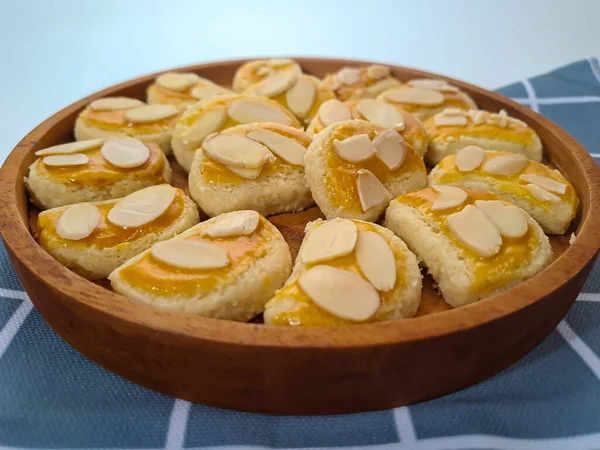 Biscoitos Amendoim Kue Kacang Servidos Uma Placa Madeira Biscoito Indonésio — Fotografia de Stock