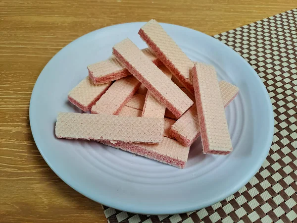 Waffeln Mit Erdbeersahnegeschmack Auf Weißem Teller Serviert Nahaufnahme — Stockfoto