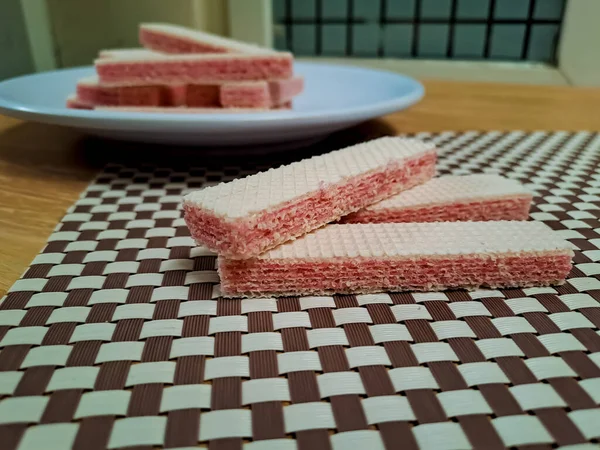 Waffeln Mit Erdbeersahnegeschmack Auf Weißem Teller Serviert Nahaufnahme — Stockfoto