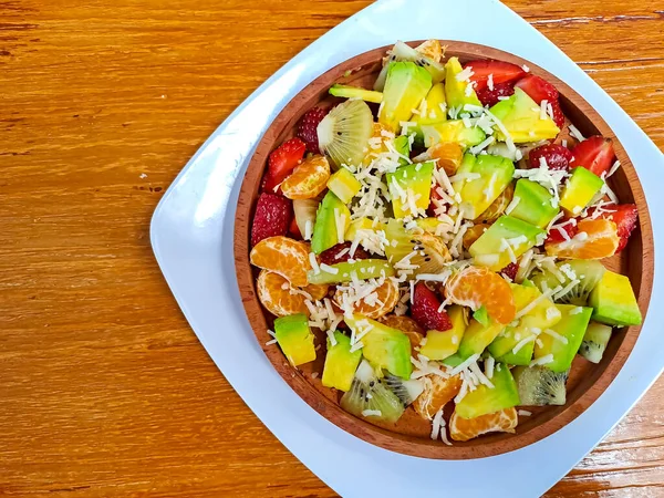 Tahta Tabakta Servis Edilen Rendelenmiş Peynirli Taze Meyve Salatası Diyet — Stok fotoğraf