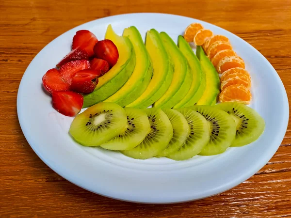 Früchte Auf Weißem Teller Aufschneiden Frische Avocado Erdbeere Orange Und — Stockfoto