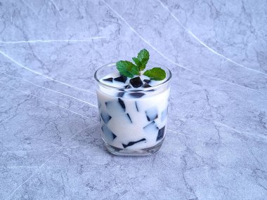 Hindistan cevizi sütü (Es Cincau) ile siyah otlu jöle, yazın içecek için uygun Endonezya tatlı tatlısı (takjil) ramazanda kahvaltı (takjil)