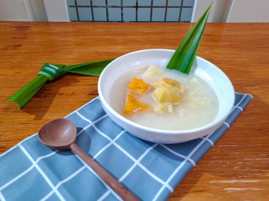 Kolak Pisang Ubi, muzdan, tatlı patatesten ya da kasavadan yapılmış Endonezya tatlısı, hindistan cevizi sütlü balkabağı, palmiye şekeri ve pandan yaprağı. Ramazan 'da popüler hizmet