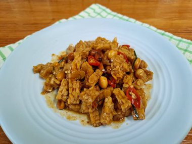 Orek Tempe, soya sosu, fıstık ve kırmızı biberle pişirilmiş kızarmış tempeh. Tatlı ve baharatlı Endonezya yemekleri