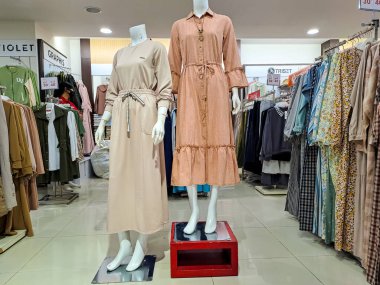 Malang, Endonezya, 4 Mart 2023: Kadınlar bir moda dükkanında giyiniyor. Bir mağazada ya da alışveriş merkezinde kadın kıyafetleri.