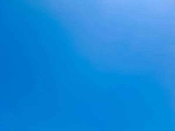Czyste Błękitne Niebo Bezchmurne Gradacja Jasności Nieba Ciągu Dnia Tło — Zdjęcie stockowe