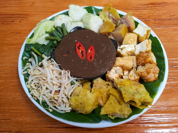 Rujak Cingur Indonesisk Salat Fra Østjava Som Blandet Forskjellige Typer – stockfoto