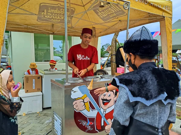 2023年2月5日 インドネシアのマラン アジア人男性 ストリートショップで子供たちの顧客に壮大なショーを行うドンデュルマトルコのアイスクリームの販売 — ストック写真