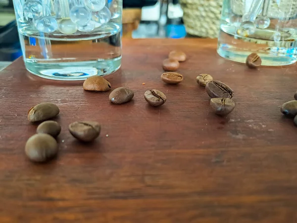 Koffiebonen Verstrooid Een Houten Plank Als Aromatische Tafeldecoratie — Stockfoto