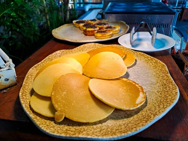 Απλή Τηγανίτα Και Γλυκό Martabak Πιάτο Στο Ξύλινο Τραπέζι Για — Φωτογραφία Αρχείου