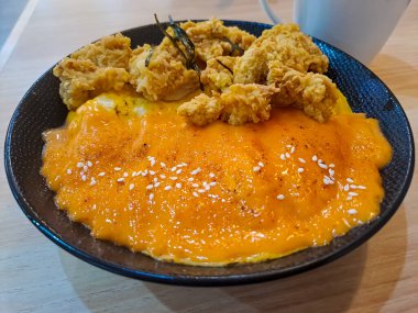 Japon yemeği Donburi ve tavuk karaoke don ve mentai sosu siyah kasede, yakın görüş.