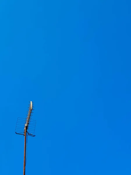 Antenne Télévision Analogique Sous Ciel Bleu Clair Sans Nuages — Photo