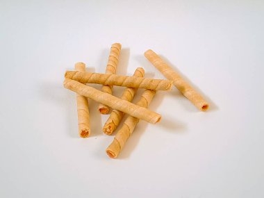 Beyaz arkaplanda izole edilmiş peynirli gofret ruloları