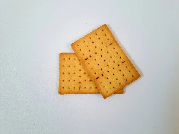 Knusprige Cracker Snack Gestapelt Auf Isoliertem Weißen Hintergrund — Stockfoto