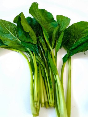 Yeşil hardal, yapraklı sebze, beyaz arka planda izole edilmiş.