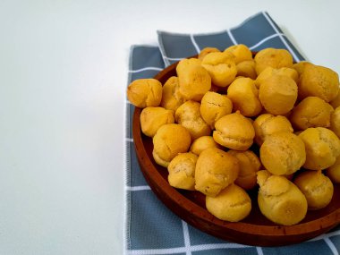 Bir kase mini puf ya da beyaz arka planda izole edilmiş Kue Soes, tuzlu ve tatlı bir atıştırmalık.