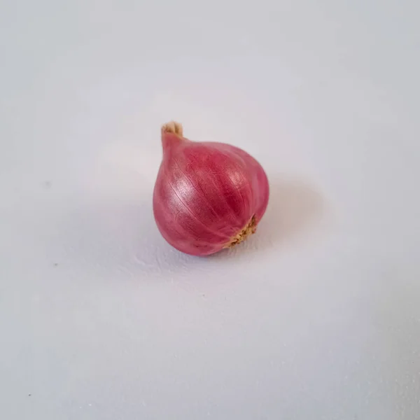 Beyaz Arkaplanda Kırmızı Soğan Izole Edildi — Stok fotoğraf