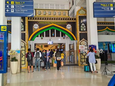 Tatil sırasında Yogyakarta tren istasyonunun giriş kapısının atmosferi. Yogyakarta, Endonezya, 25 Nisan 2023