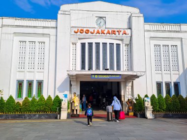 Yogyakarta istasyonu, Endonezya 'nın en büyük tren istasyonlarından biri. Sabahları açık mavi gökyüzü altında insanların olduğu klasik bir bina. Yogyakarta, Endonezya, 25 Nisan 2023.