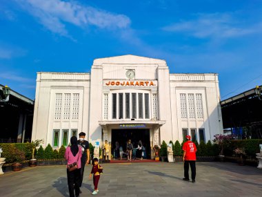 Yogyakarta istasyonu, Endonezya 'nın en büyük tren istasyonlarından biri. Sabahları açık mavi gökyüzü altında insanların olduğu klasik bir bina. Yogyakarta, Endonezya, 25 Nisan 2023.