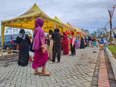 Asyalı Müslümanların ramazan mevsiminde popüler gıda tezgahından, pazardan ya da sokak satıcılarından alışveriş yapmalarını görmek. Malang Endonezya, 5 Şubat 2023
