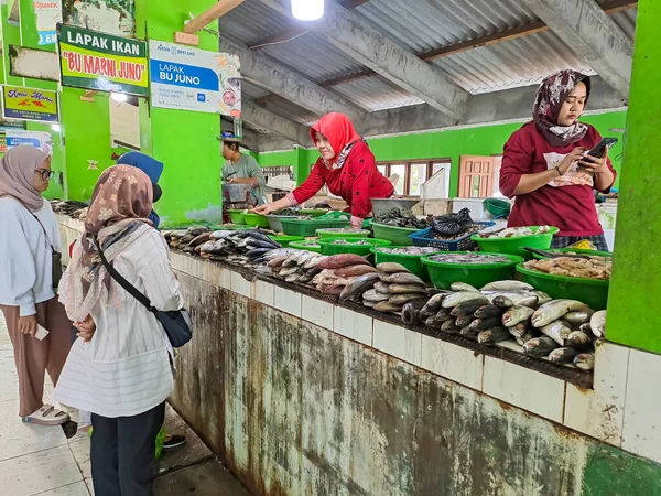 Asijská Žena Hidžábem Nabízí Čerstvé Mořské Plody Pro Zákazníka Pohled — Stock fotografie