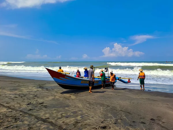 Pescador Trabajando Juntos Para Tirar Del Barco Desde Orilla Del —  Fotos de Stock
