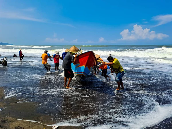 Rybář Pracující Společně Vytáhnout Loď Pobřeží Plachtění Úlovek Ryb Depok — Stock fotografie