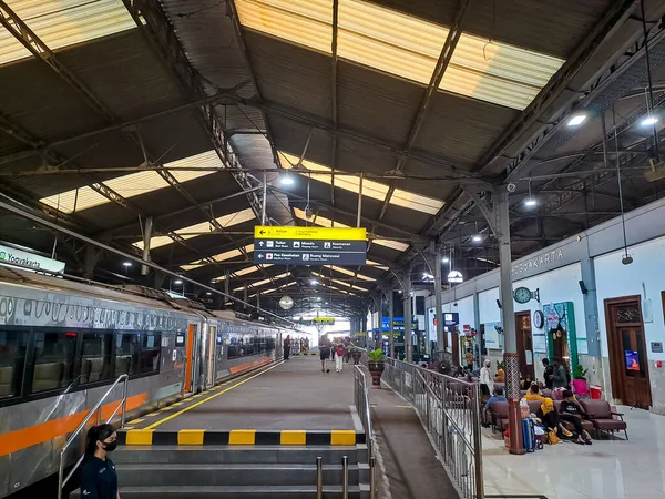 Atmosfären Insidan Yogyakarta Station Med Tåg Stoppas Passagerare Väntsäte Och — Stockfoto