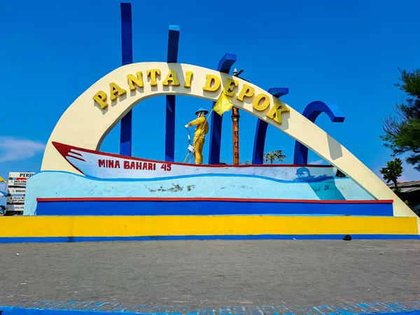 Entréporten Eller Landmärket Pantai Depok Depok Beach Med Staty Båt — Stockfoto