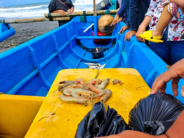 Vista Mãos Humanas Torno Barco Para Escolher Comprar Captura Pescador — Fotografia de Stock