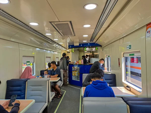 人々の群衆と電車のレストランの雰囲気 乗客は電車のレストランで食べ物を待って 座って 食べて注文しています 2023年4月25日インドネシアのジョグジャカルタ — ストック写真