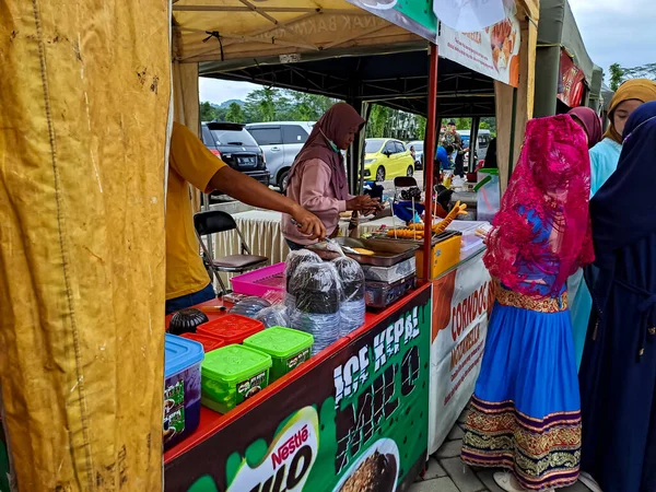 Vista Los Pueblos Musulmanes Asiáticos Comprando Puesto Comida Bazar Vendedor —  Fotos de Stock