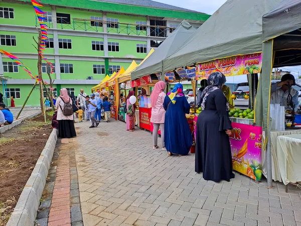 Vista Los Pueblos Musulmanes Asiáticos Comprando Puesto Comida Bazar Vendedor —  Fotos de Stock