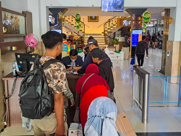 Důstojník Který Kontroluje Jízdenku Průkaz Totožnosti Vstupní Bráně Nádraží Yogyakarta — Stock fotografie