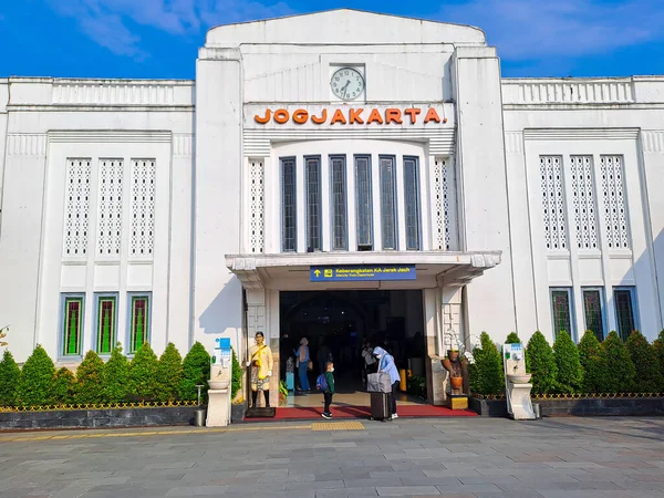 インドネシア最大の鉄道駅の1つであるジョグジャカルタ駅 澄んだ青空の下で人々と朝の古典的な建物 2023年4月25日インドネシアのジョグジャカルタ — ストック写真