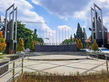 Yogyakarta, Endonezya 'daki Gadjah Mada Üniversitesi' nin (UGM) ana giriş kapısı, 24 Nisan 2023