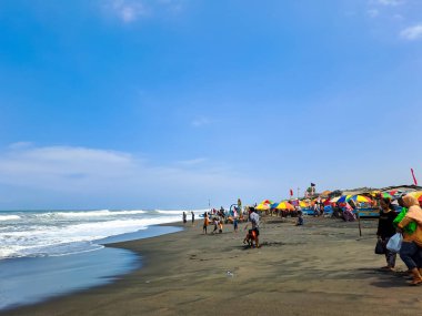 Depok Sahili atmosferi, Yogyakarta yerel turistlerle dolu bir tatil. Endonezya, 23 Nisan 2023.