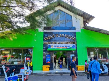 Balıkçıların avını seçmek ve satın almak için teknenin etrafındaki insanları görmek. Yogyakarta, Endonezya - 23 Nisan 2023