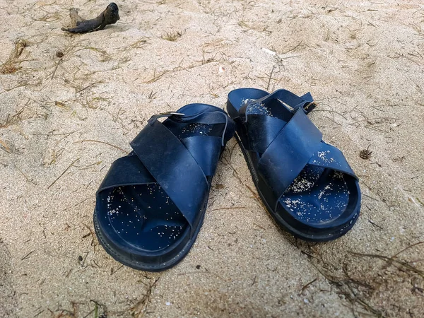 Black Sandals Sand Beach — Stock Photo, Image