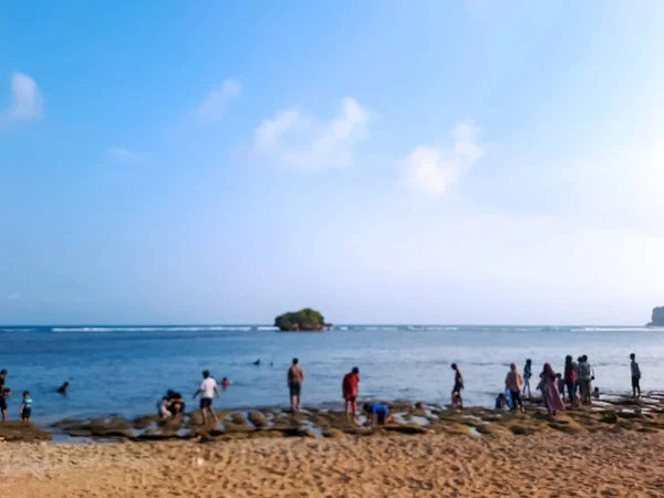 休日のビーチの雰囲気のノイズの影響でぼやけた景色で遊ぶ人々と — ストック写真
