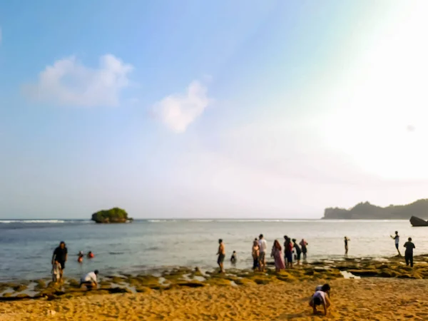 Pandangan Kabur Dengan Efek Kebisingan Suasana Pantai Selama Liburan Dengan — Stok Foto