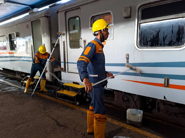 看门人清扫和清洗火车车厢的外部 2023年4月25日 印度尼西亚马兰 — 图库照片
